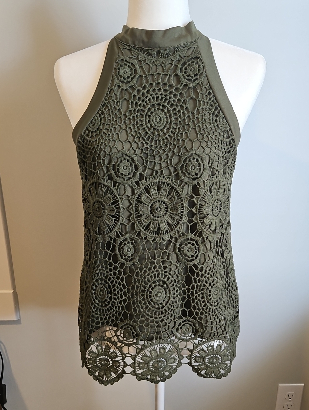 CUPSHE OLIVE FLORAL LACE SLEVELESS TOP